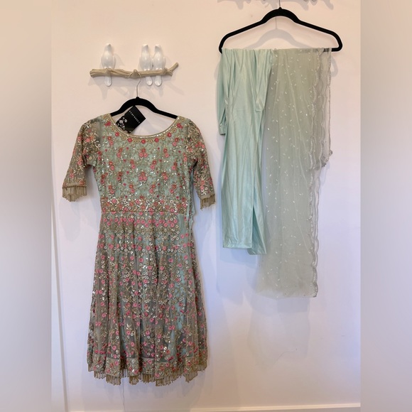 Size small Indian style salwar with tight shiny pants. - Picture 3 of 3